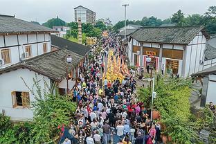 胖橘？芬奇：锡安就像是一只猫 在空中对抗后他总是能双脚落地